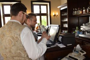 Impozitarea bacşişului revine în discuţie. Măsura este susţinută de patronatele din turism