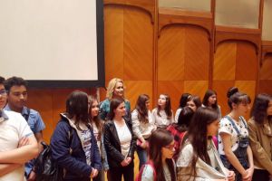 Deputatul Laura Moagher i-a dus la Parlament pe elevii Scolii 