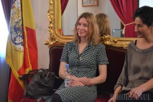 Vizită în Oradea: Autoarea britanică Nicola Wilson, încântată de felul în care piesa 