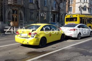 Imagini de la eveniment:Constanta. Accident in lant pe bulevardul Ferdinand, zona Teatrul de Stat. O soferita ar fi trecut pe rosu (galerie foto)     