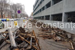 Atentie! Se dau jos jardinierele parcarii supraetajate de la Spitalul Judetean Constanta (galerie foto) 