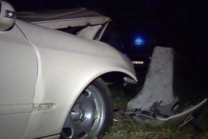 Un şofer din Mediaş a intrat cu maşina într-un cap de pod. Trei răniţi