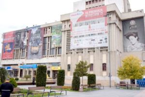 Teatrul „Davila” scumpeşte biletele de intrare şi creşte locaţia pentru sălile de spectacole