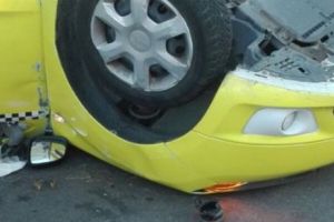 ACCIDENT SPECTACULOS în Capitală. Un TAXI s-a RĂSTURNAT