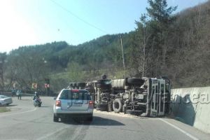FOTO-ULTIMĂ ORĂ: TIR răsturnat la Valea Sării