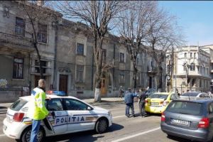 
TÂNĂRĂ CĂUTATĂ de POLIȚIA CONSTANȚA. A lovit două maşini, A RĂNIT UN BEBELUȘ şi A FUGIT 
