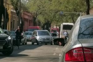 Accidente în lanţ pe strada Tudor Vladimirescu: Un pieton a fost lovit pe trecere, iar o şoferiţă s-a oprit cu maşina într-o conductă de gaz (FOTO)