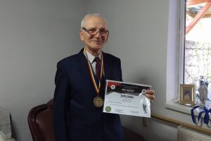 FOTO, VIDEO. Chirurg din Alba Iulia, medaliat cu aur pentru o invenţie ce poate revoluţiona lumea spitalelor, posibil unică în lume. Patul multifuncţional, cu WC încorporat, care uşurează viaţa bolnavilor imobilizaţi