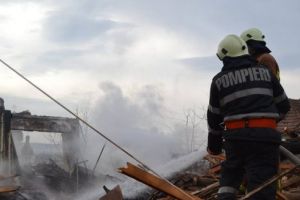 UPDATE: O femeie decedată într-un incendiu la Reghin. A doua în stare critică