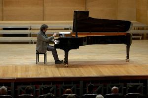 Spectatoare indignată, după concertul ”Pianul Călător” de la Alba Iulia: Am fost tristă şi furioasă privind chipul obosit al unui mare artist pus la o nefirească încercare de a susţine un recital în condiţii indecente de public