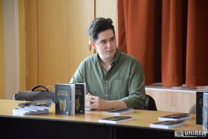 FOTO, VIDEO. Scriitor la 20 de ani: ”Fratele râşilor”, romanul unui absolvent al Colegiului ”HCC” din Alba Iulia, premiat de Uniunea Scriitorilor şi lansat în prezenţa foştilor colegi