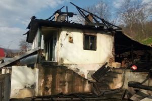 Crimă urmată de incendiu la Muereasca – Vâlcea. Un bărbat şi-a omorât fosta soţie şi apoi şi-a incendiat casa, dar a scăpat cu viaţă