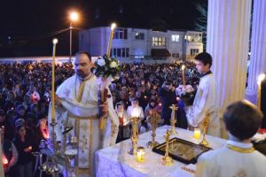 Otopeni. De Paşti, au curs râuri de Lumină Sfântă, în Biserica „Naşterea Maicii Domnului”