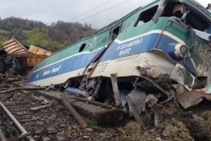Detalii înfiorătoare despre accidentul feroviar de la Merişor. Mecanicul ajutor de locomotivă era aproape în comă alcoolică, în momentul producerii impactului