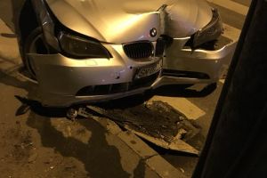 FOTO. Bolid de Satu Mare, oprit direct într-un stâlp din Cluj. Şoferul s-a evaporat!