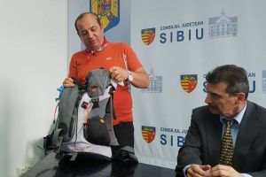 VIDEO FOTO – Primarul care merge pe jos până la Bucureşti a ajuns la Sibiu. Și-a expus motivele pelerinajului