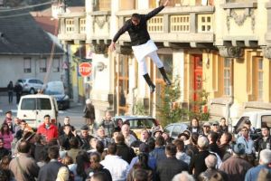 Aruncatu-n ţol, ritual de iniţiere al Junilor Tineri, astăzi, în Piaţa Unirii