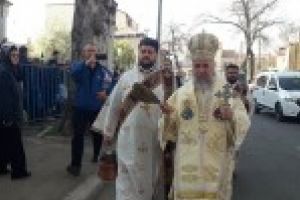 Galerie Foto: Coada de zeci de metrii pentru apa sfintita de la Biserica Greaca