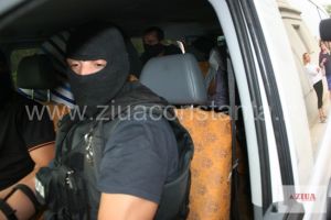 Perchezitii la un suspect de trafic de droguri de risc si mare risc. Ce au descoperit procurorii in locuinta barbatuluiu