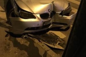 BMW ”împlântat” într-un stâlp pe strada Republicii. Șoferul a fugit - FOTO