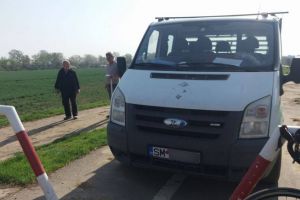 FOTO. Faceţi loc, trece un şmecher. Plimbare cu duba pe dig, în municipiul Satu Mare