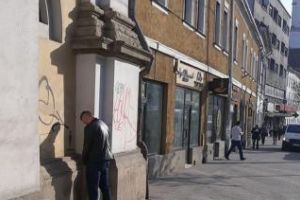 Clujeni de cinci stele! A urinat pe biserica maghiară din centrul oraşului, în plină zi - FOTO