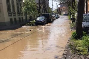 Inundatie pe mai multe strazi din zona Odobescu, din cauza unei avarii Aquatim