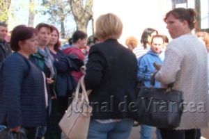 FOTO-ULTIMĂ ORĂ: Protest spontan la Spitalul de Psihiatrie din Dumbrăveni! Angajaţii reclamă scăderea salariilor