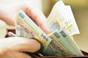 Reţinută după ce a furat portofelul unei femei