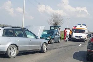 IMPACT VIOLENT între două autoturisme! A fost nevoie de intervenţia SMURD