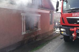 Incendiu la Cepari. Pompierii au intervenit rapid şi au evitat un posibil dezastru (FOTO)