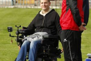 PRIMA IMAGINE CU MIHAI NEȘU FĂRĂ SCAUN CU ROTILE, LA ȘAPTE ANI DE LA ACCIDENTARE!