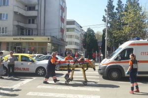 Bistriţa: O maşină condusă de o femeie a lovit din spate un taximetru în care se aflau alte trei femei