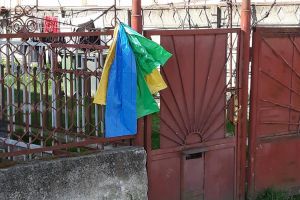 FOTO. Gestionarea deşeurilor într-o localitate din judeţ: Colectare selectivă eficientă, cu saci coloraţi la poartă