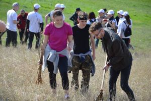 FOTO. Peste 1.000 de puieţi plantaţi în zona centralei eoliene de la Șeuşa, comuna Ciugud, de peste 200 de voluntari