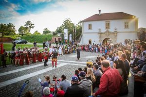 LIVE VIDEO. Spectacolele de reconstituire antică şi luptele dintre daci, romani şi gladiatori, reluate la Alba Iulia