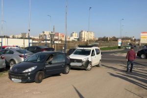 Accident rutier pe bulevardul Aurel Vlaicu, zona Mall Vivo. Doua masini implicate