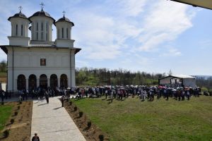 Mănăstirea Salva şi-a serbat hramul de Izvorul Tămăduirii. Slujba, oficiată de IPS Andrei