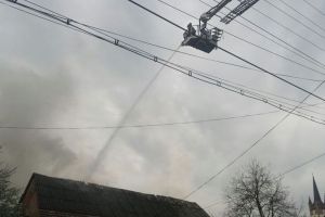Incendiu la o casă de pe str. Caragiale din Bistriţa (FOTO-VIDEO)