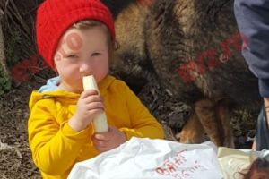 Câteodată, când sărăcia e mare, fericirea poate sta ascunsă într-o banană