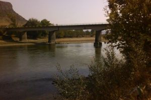 Râul Mureş, poluat accidental cu ulei de la o termocentrală a Romgaz. Baraje cu materiale absorbante, amplasate la Teiuş