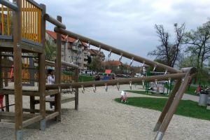 FOTO Accident la un loc de joacă din Valea Aurie – Fetiţă rănită de o bârnă de lemn