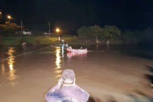 FOTO. Râul Mureş, poluat accidental cu ulei de la o termocentrală a Romgaz. Baraje cu materiale absorbante, amplasate la Teiuş