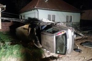 FOTO. Accident mortal în Mureş: Un tânăr a decedat, iar un copil de 7 ani grav rănit, după ce maşina lor a lovit un stâlp