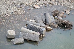 Stâlpii Vagó iau apă: Piese vechi de un secol, abandonate în albia Crişului (FOTO)