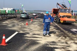 Accident rutier pe Autostrada Soarelui. Un autocamion incarcat a rupt parapetul si s-a rasturnat (galerie foto)