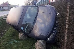 Autoturism furat, găsit avariat la marginea unei străzi din Rădăuţi