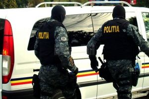 Acţiune a poliţiştilor de încercuire, pentru prinderea unui condamnat care se ascundea pe ...