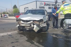 Accident la Barcanesti. Doua masini s-au facut zob! O victima