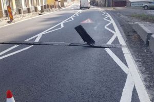 Trafic restricţionat, pe un sens, pe Valea Oltului, din cauza unui rost de dilatare desprins şi ridica pe şosea